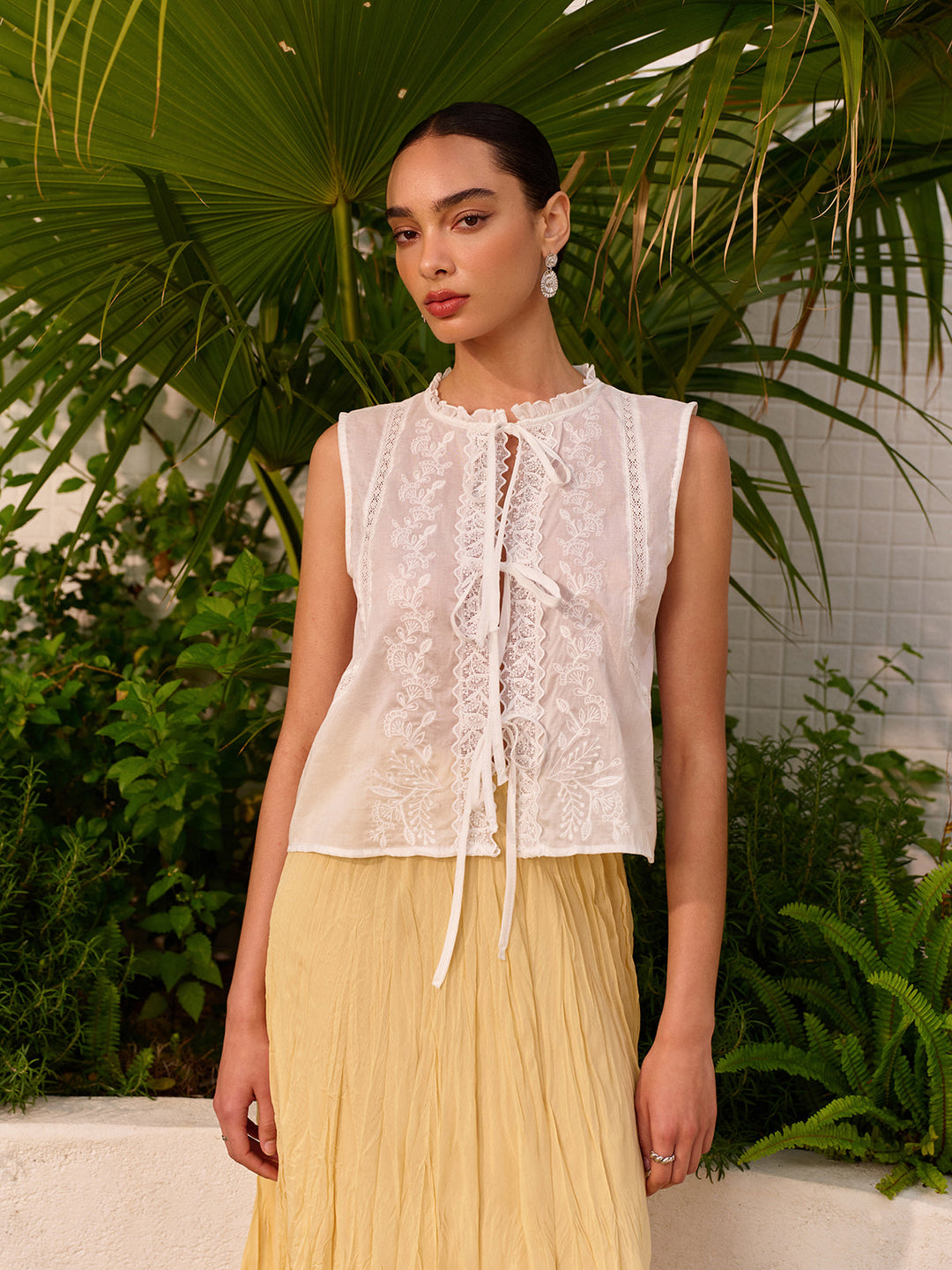 Полупрозрачна дантелена блуза с бродерия и стилна вратовръзка