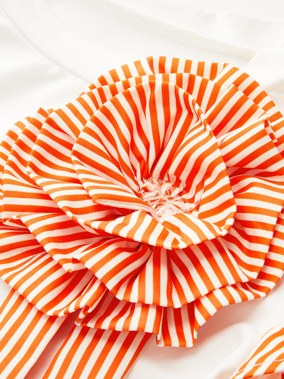 Şık görünüm için çizgili üst ve rozet detaylı uyumlu kombinasyon