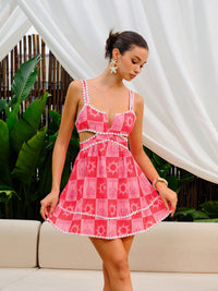 Рокля с щампа и детайли от кройката