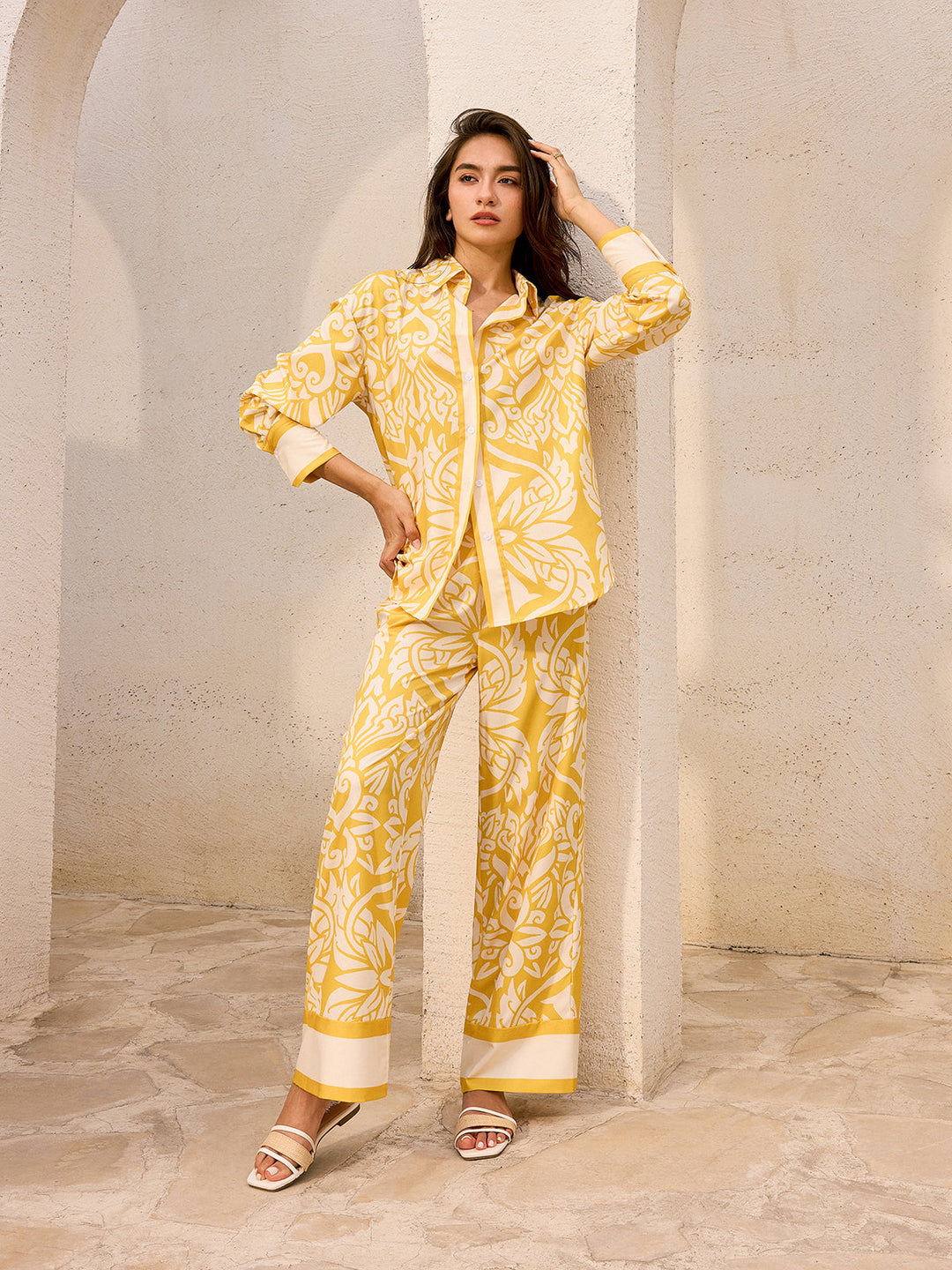 Şık ve rahat görünüm için desenli geniş gömlek