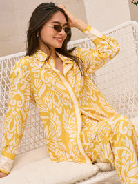 Şık ve rahat görünüm için desenli geniş gömlek