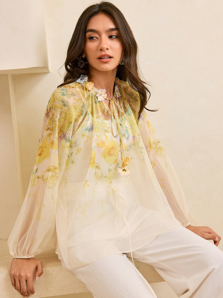 Yarı şeffaf bluz, zarif çiçek detaylarıyla