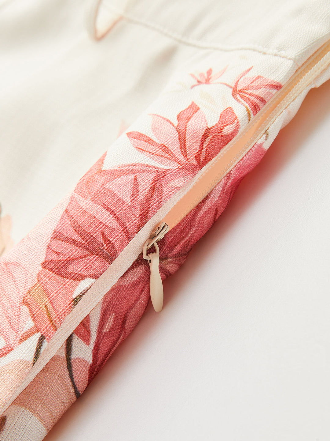 Kemerli Tropikal Baskılı Ortabel Slim Jean Shorts