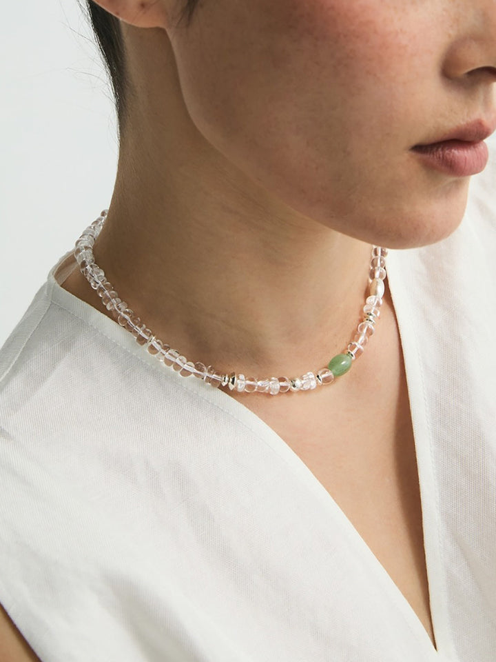 Temiz Kristal Boncuklu Takı ve Yeşil Taş Aksesuarlı Kolye