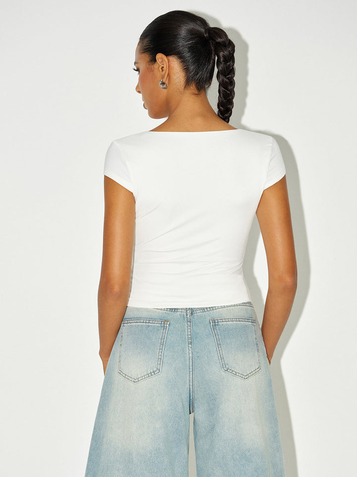 Тениска с V-образно деколте и капачести ръкави 