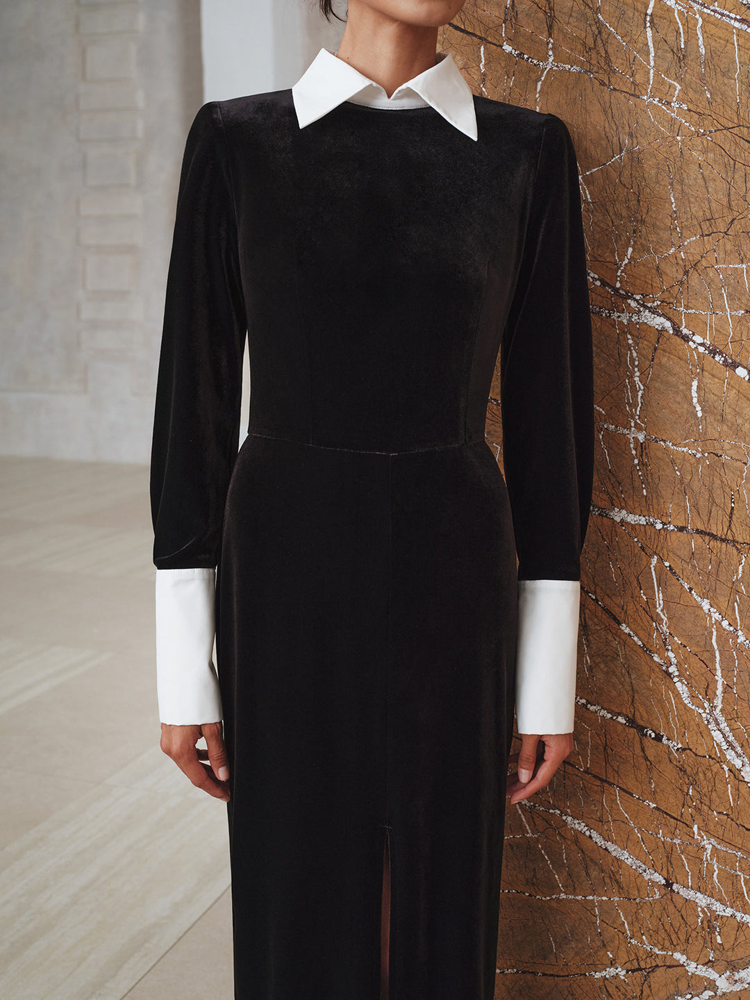 Дълга кадифена рокля с контрастни панели и разкъсани крачоли