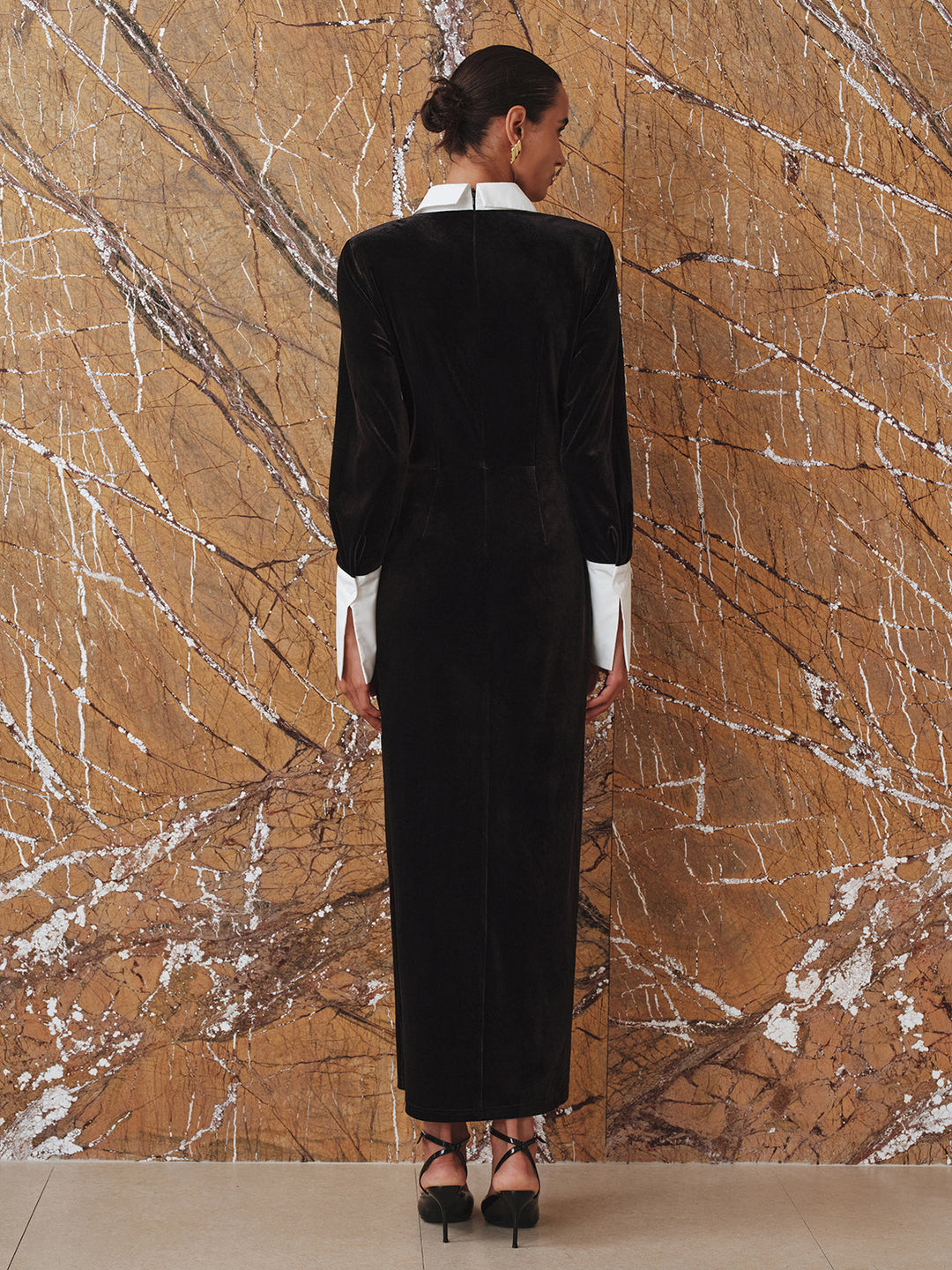 Дълга кадифена рокля с контрастни панели и разкъсани крачоли