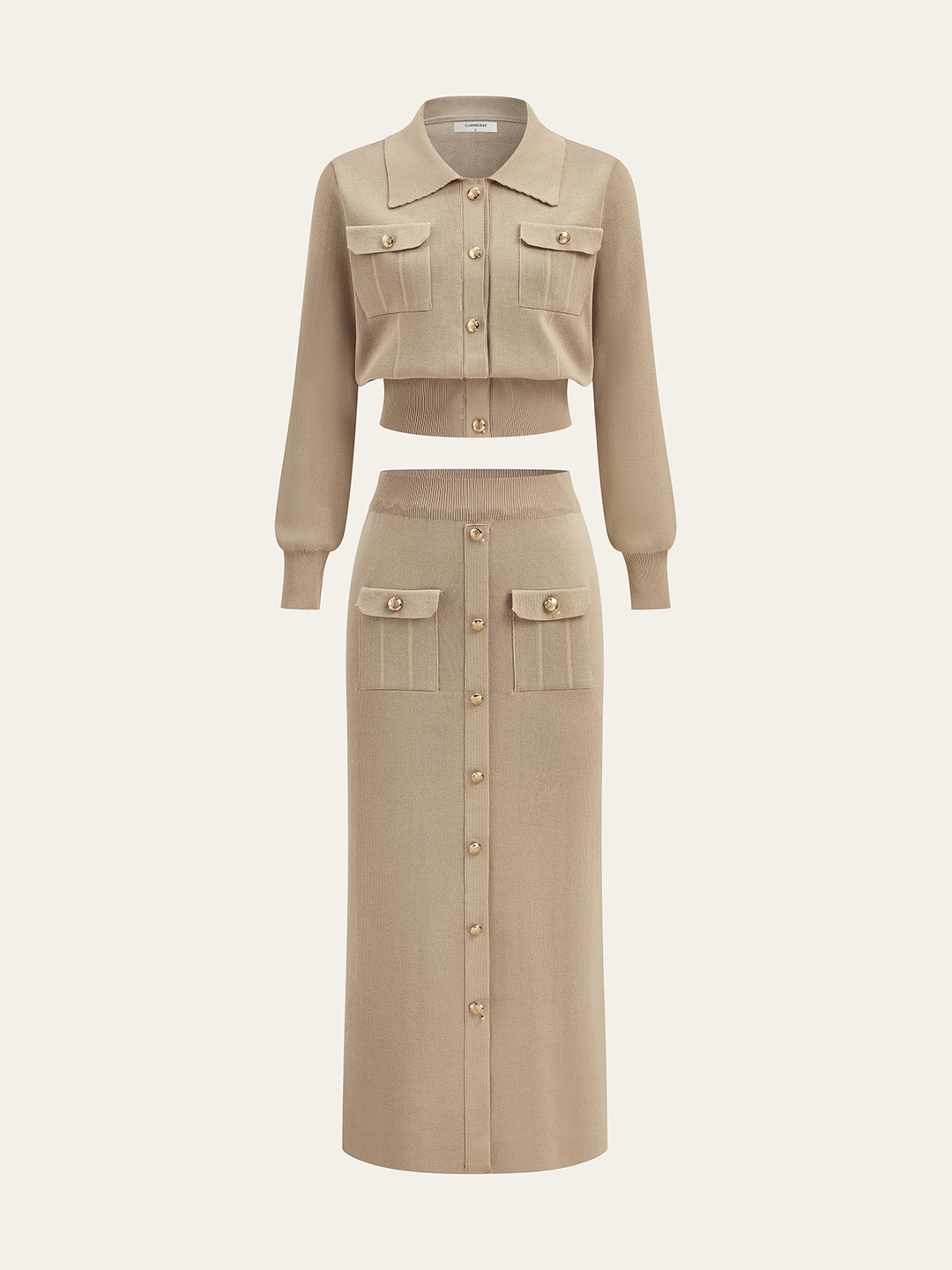 Şık metal düğmeli ceket ile midi etek takımı ile sofistike görünüm