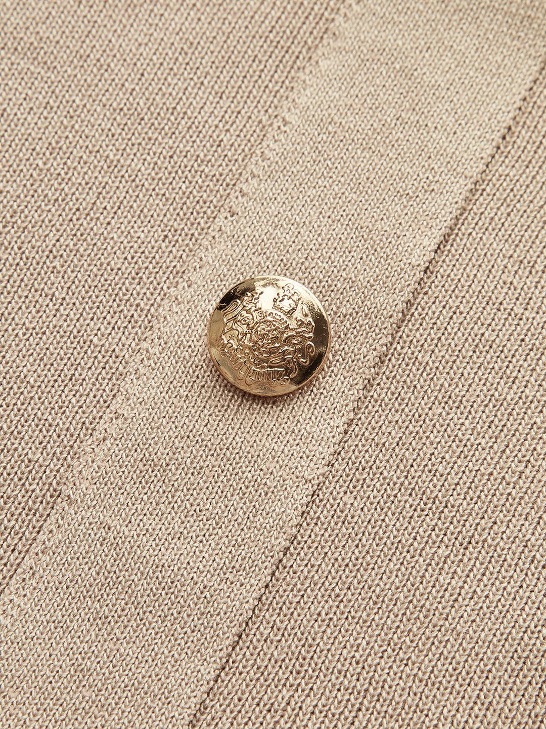 Şık metal düğmeli ceket ile midi etek takımı ile sofistike görünüm