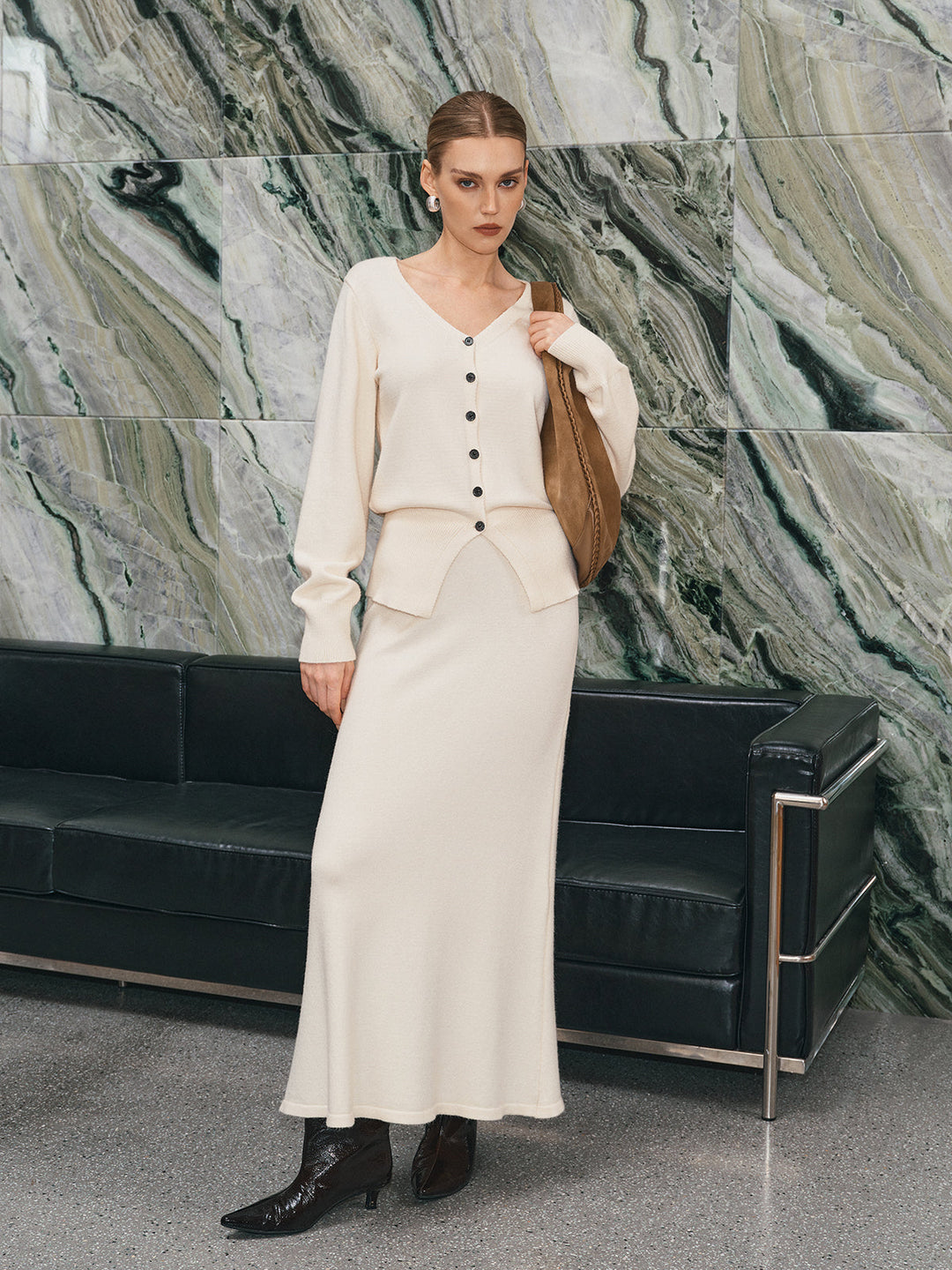 V Yaka Düğmeleri Önde Dekolte Örgü Hırka ve Maksı Etek Takımı