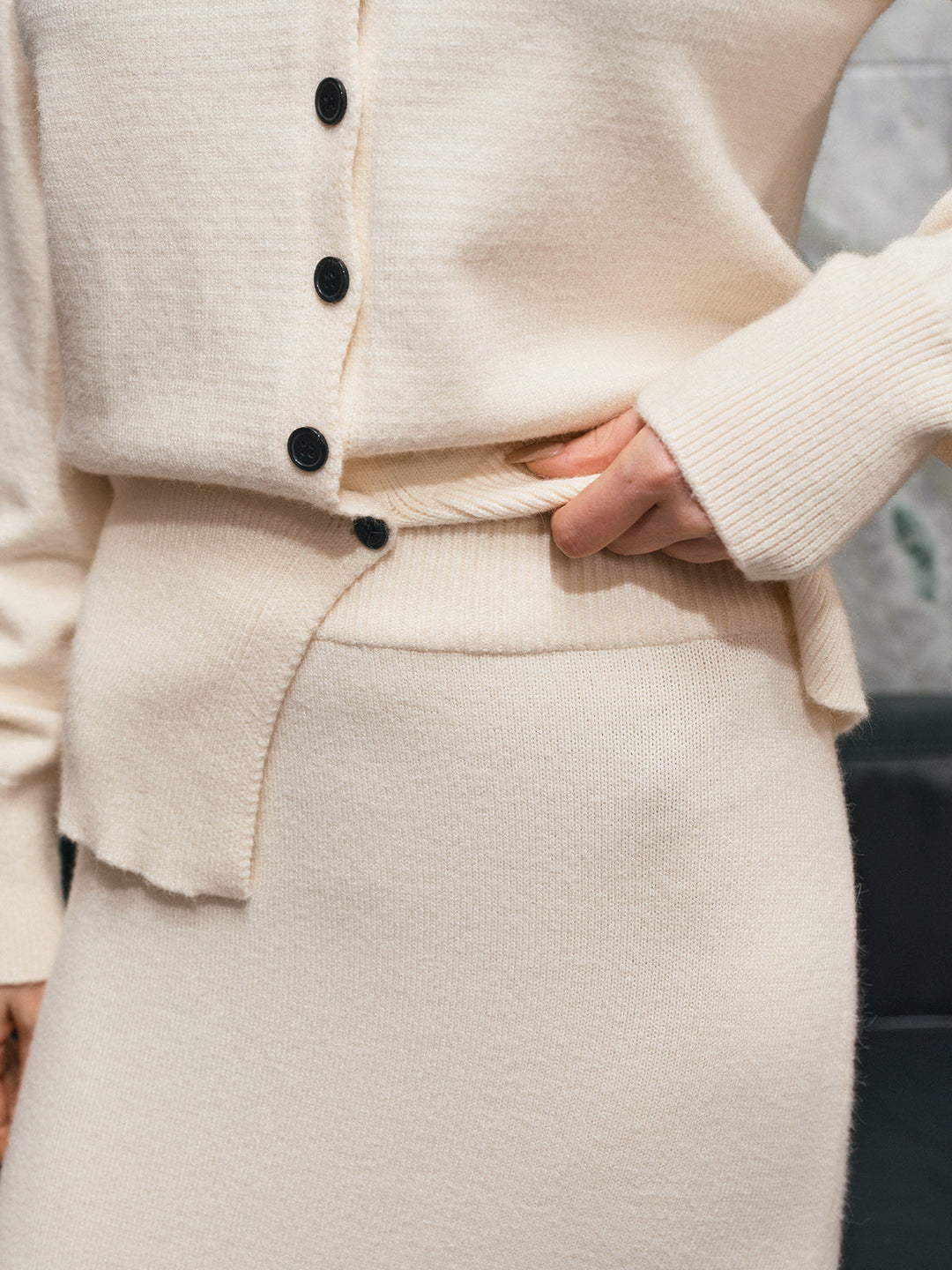 V Yaka Düğmeleri Önde Dekolte Örgü Hırka ve Maksı Etek Takımı