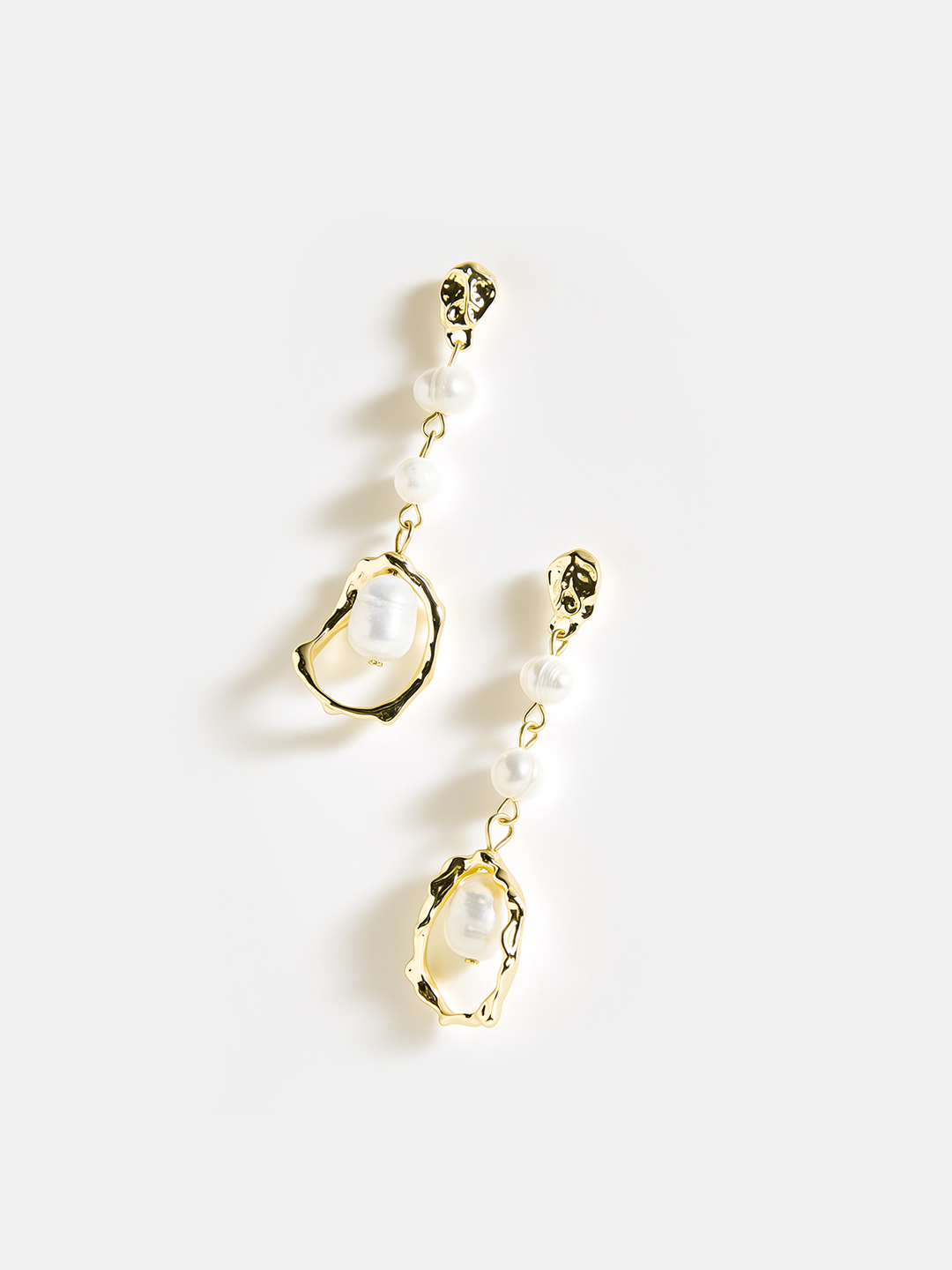 Şık altın inci küpeler özel görünüm için