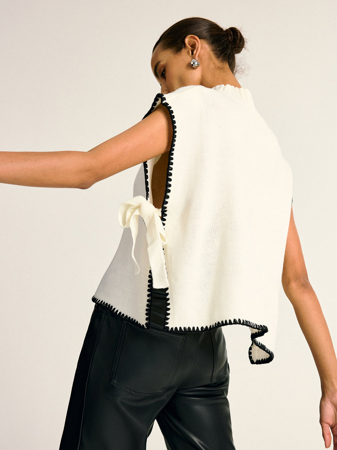 Kontrast Kenar Yan Fiyonk Yuvarlak Yaka Süveter Yelek