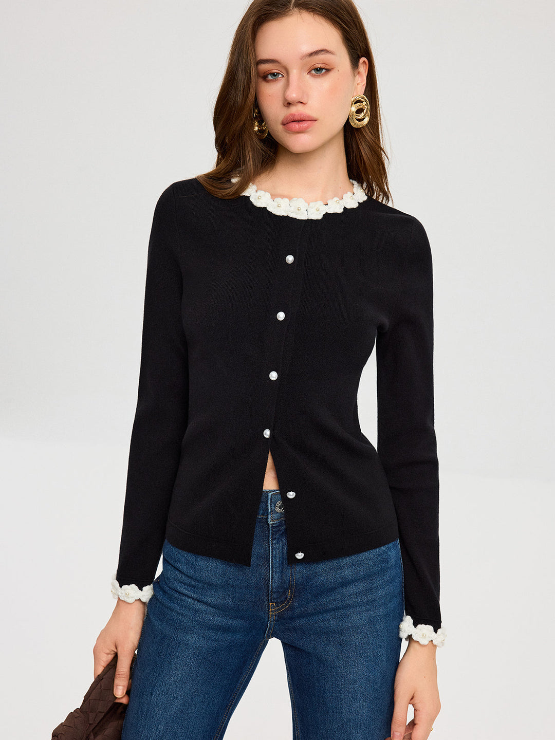 Кардиган с 3D флорални декорации и перлени копчета 