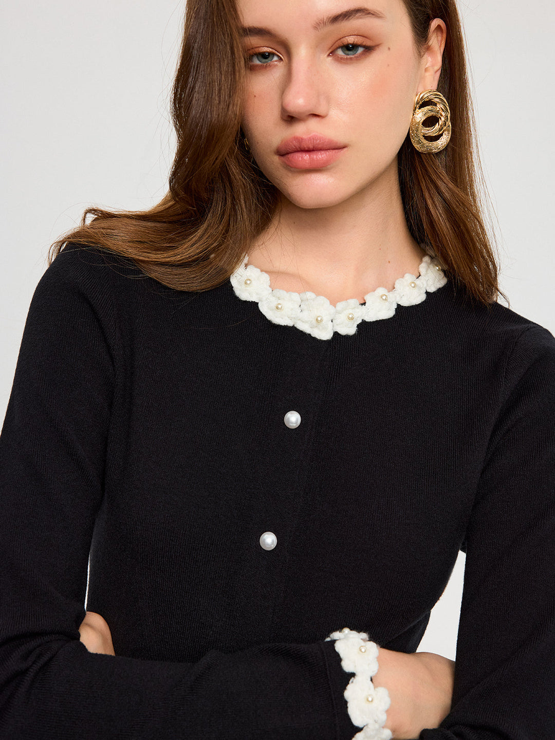 Кардиган с 3D флорални декорации и перлени копчета 